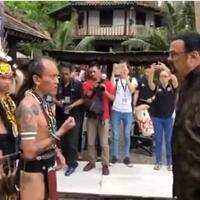 steven-seagal-kunjungi-kalimantan-hingga-cium-mandau-warganet-sindir-edy-mulyadi