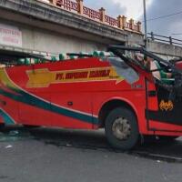 bus-sipirok-nauli-hantam-fly-over-padang-panjang