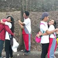 pria-ini-hidup-rukun-dengan-8-istri-sekamar-berdua