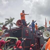 buruh-demo-di-dpr-ancam-mogok-nasional-jika-tuntutan-tak-dipenuhi