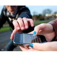 stop-main-handphone-di-jalanan-waspadai-bahaya-yang-mengancam-keselamatan