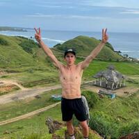 marc-marquez-pamer-sixpack-dengan-latar-panorama-indah-mandalika