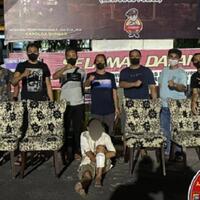 modus-sok-akrab-warga-tunggl-hitam-gasak-emas