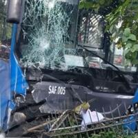 bus-transjakarta-kecelakaan-lagi-tabrak-trotoar-di-klender-bagian-depan-rusak-parah
