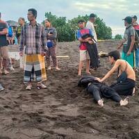 ombak-pantai-payangan-jember-menelan-korban-ini-tujuan-ritual-mandi-laut