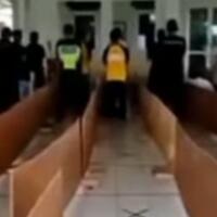 beredar-video-masjid-disekat-sekat-mirip-jalan-tamiya-covid-19-sangat-menghantui