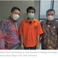 melihat-adam-deni-tersangka-akses-ilegal-pakai-baju-tahanan-bareskrim