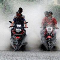 hati-hati-berkendara-di-tengah-hujan-pengemudi-motor-tewas-tertimpa-tiang-listrik