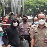 geruduk-kantor-anies-bawa-jerigen-kosong-puluhan-warga-dari-3-kampung-minta