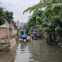 kali-mampang-menyempit-harusnya-selebar-20-meter-kini-tinggal-2-10-meter