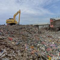 sampah-di-dekat-giant-sea-wall-dki-sejak-2018-kini-menghampar-400-meter