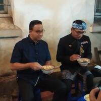 anies-ridwan-kamil-makan-bubur-bersama-pakai-tim-bubur-diaduk-warganet-cocok-nih