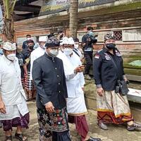 pakai-udeng-anies-tinjau-upacara-tawur-agung-di-pura-aditya-jaya-jaktim