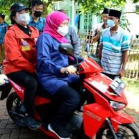 kala-khofifah-bonceng-puan-naik-motor-merah-keliling-pulau-gili-iyang