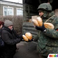 aksi-kemanusiaan-pasukan-pro-rusia-beri-bantuan-makanan-warga-ukraina