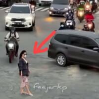 hampir-celaka-saat-berfoto-di-tugu-yogyakarta-wisatawan-harus-taati-aturan