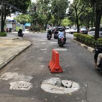 parah--sumur-resapan-di-jalan-pattimura-ambles-dan-bahayakan-pengendara