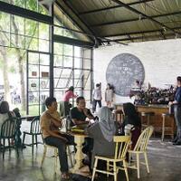 perjalanan-bikinbanggaindonesia-kongkow-asik-di-epic-coffee--epilog-furniture-yogya