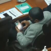 seorang-anggota-dpr-diduga-nonton-video-syur-saat-rapat-akankah-dikenakan-sanksi