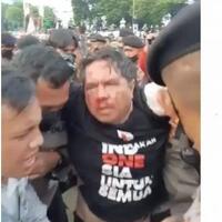 bagi-video-ade-armando-dihajar-massa-denny-siregar-pengeroyok-teriak-hahal-darahnya