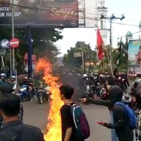 korlap-aksi-demo-11-april-di-bone-terbakar-saat-bakar-ban-dilarikan-ke-rs