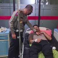 akp-rudi-wira-diserang-massa-saat-evakuasi-mobil-terjebak-di-tol-depan-dpr