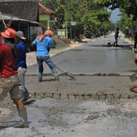 kesal-jalan-rusak-tak-kunjung-diperbaiki-pengusaha-ini-keluarkan-28-miliar