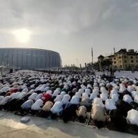 dipadati-ribuan-jamaah-saat-salat-ied-jis-disebut-mirip-mekah