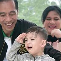 sikap-santun-jan-ethes-saat-ikut-salat-idul-fitri-tuai-sorotan-publik