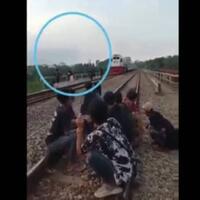 viral-detik-detik-mahasiswa-asyik-selfie-berujung-maut-tersambar-kereta-api