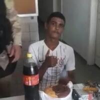 dapat-kejutan-polisi-pas-ultah-tangis-pria-ini-pecah-saat-potong-kue-dan-diborgol