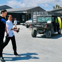 gaya-santai-elon-musk-saat-bertemu-jokowi-cuma-pakai-kaos-gambar-astronot