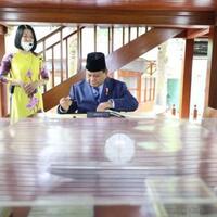 prabowo-subianto-ke-makam-ho-chi-minh-beliau-contoh-yang-baik-untuk-semua-orang