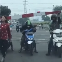 sejumlah-pengendara-motor-nekat-buka-palang-pelintasan-kereta-yang-tertutup