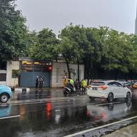 mobil-sound-rusak-karena-hujan-pendukung-uas-bubar-dari-kedubes-singapura