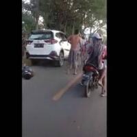 massa-beringas-hancurkan-mobil-setelah-tabrak-pemotor-di-muna