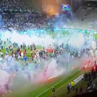 kacau-fans-st-etienne-buat-onar-setelah-kalah-dari-auxerre-perebutan-tiket-ligue-1