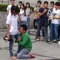 cinta-ditolak-telak-pala-malah-digetok-gitar-nangis-peluk-sujud-di-kaki-ayang