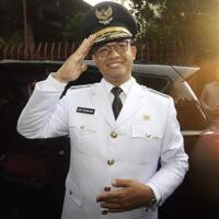 anies-jadi-rebutan-selfie-penonton-di-sirkuit-formula-e