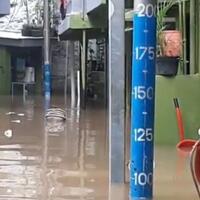 kali-ciliwung-meluap-permukiman-kebon-pala-kampung-melayu-banjir-lagi-hingga-125-m