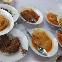 pemilik-usaha-makanan-padang-babi-dibawa-ke-polsek-kelapa-gading