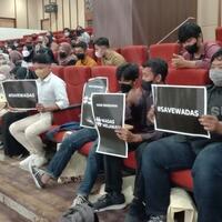 talkshow-di-uns-sejumlah-mahasiswa-bentangkan-poster-save-wadas-di-hadapan-ganjar