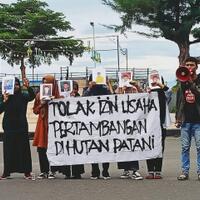 sama-patimura-unjuk-rasa-di-kantor-gubernur-malut-terkait-iup-di-hutan-patani-timur
