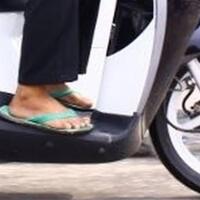 naik-motor-pakai-sandal-jepit-kena-tilang-hujan-wajib-pakai-sepatu