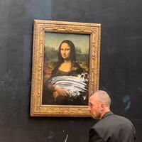 gila-pria-ini-melempar-lukisan-monalisa-dengan-kue-ada-masalah-apa-ini-orang