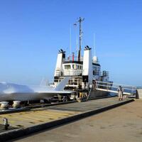 diluar-kebiasaan-sebuah-f-35b-dikirim-menggunakan-kapal-berukuran-kecil