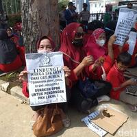 massa-geruduk-balai-kota-tuntut-anies-perhatikan-warga-miskin-jakarta