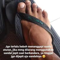 beneran-terjadi-gan-pengendara-motor-ini-dirazia-karena-pakai-sandal