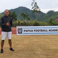 senyum-sang-legenda-persipura-di-papua-football-academy-cari-bakat