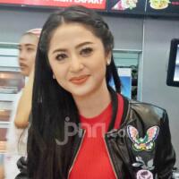 dewi-perssik-aku-cuma-bisa-bikin-enak-belum-mampu-buat-anak
